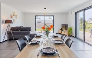 Χώρος καθιστικού στο Cozy Home In Saint Germain Sur Ay With Wifi +25 φωτογραφίες