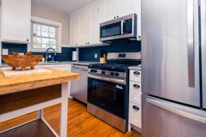 Η κουζίνα ή μικρή κουζίνα στο Cozy 4BR Family Home Near Texas Tech Campus