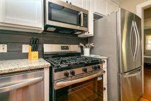 Η κουζίνα ή μικρή κουζίνα στο Cozy 4BR Family Home Near Texas Tech Campus +21 φωτογραφίες