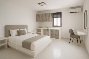 une chambre avec un lit, un bureau et une chaise dans l'établissement Tinamar Selections, à Perivolos