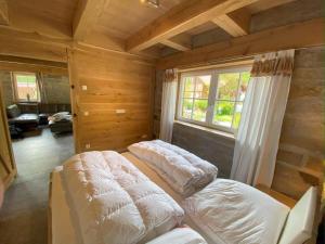 ein Schlafzimmer mit zwei Betten in einem Holzzimmer in der Unterkunft Ferienwohnung im Stenhuus in Wiek auf Rügen 