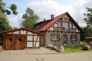 ein Haus mit einer Garage davor in der Unterkunft Ferienwohnung im Stenhuus in Wiek auf Rügen 