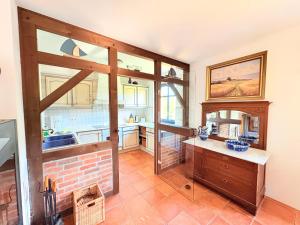 een keuken met een groot raam en een bakstenen muur bij Ferienhaus Arkona Putgarten in Putgarten