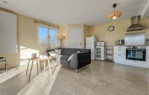 ein Wohnzimmer mit Sofa und Tisch in der Unterkunft 2 Bedroom Lovely Home In Saint André De Roquepe in Saint-André-de-Roquepertuis