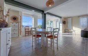 eine Küche und ein Esszimmer mit Tisch und Stühlen in der Unterkunft 2 Bedroom Lovely Home In Saint André De Roquepe in Saint-André-de-Roquepertuis