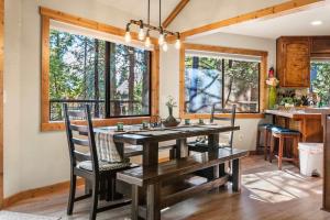 Fotografie z fotogalerie ubytování 4BR Cabin near Fly-In Lake with Deck Dining & BBQ v destinaci Arnold