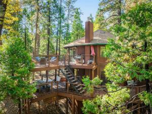 Zahrada ubytování 4BR Cabin near Fly-In Lake with Deck Dining & BBQ