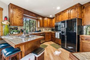 Kuchyň nebo kuchyňský kout v ubytování 4BR Cabin near Fly-In Lake with Deck Dining & BBQ