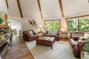 Posezení v ubytování 4BR Cabin near Fly-In Lake with Deck Dining & BBQ + 32 fotografií