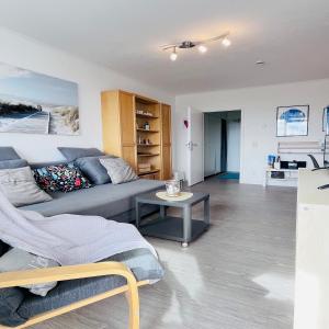 un soggiorno con un divano e un tavolo di Ferienwohnung Kajüte 7211 Marina Wendtorf a Wendtorf