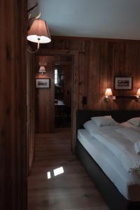 Giường trong phòng chung tại Löw Chalet Suite 1 in the Heart of Kitzbühel by 360 Estates