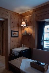 Giường trong phòng chung tại Löw Chalet Suite 1 in the Heart of Kitzbühel by 360 Estates