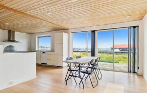 Vilsund VestにあるAwesome Home In Thisted With House Sea Viewのテーブルと椅子のあるキッチンとダイニングルーム