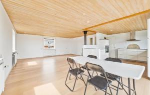 Vilsund VestにあるAwesome Home In Thisted With House Sea Viewの白いテーブルと椅子のあるキッチンとダイニングルーム