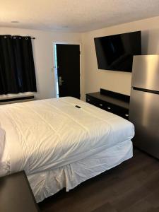 Ένα ή περισσότερα κρεβάτια σε δωμάτιο στο Suite Stay - Talladega