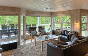 Χώρος καθιστικού στο Lovely Home In Væggerløse With Sauna