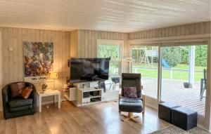 Μια τηλεόραση ή/και κέντρο ψυχαγωγίας στο Lovely Home In Væggerløse With Sauna