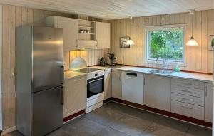 Η κουζίνα ή μικρή κουζίνα στο Lovely Home In Væggerløse With Sauna