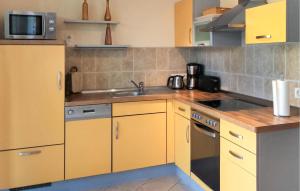 een keuken met gele kasten en een wastafel bij U9 Eg in Marienfelde