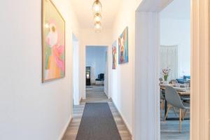pasillo con paredes blancas y comedor con mesa en Design-Altbaujuwel in Neuwied, en Neuwied