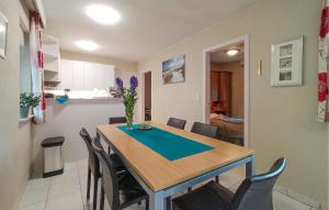 ein Esszimmer und eine Küche mit Tisch und Stühlen in der Unterkunft 3 Bedroom Gorgeous Home In Koksijde in Galopen