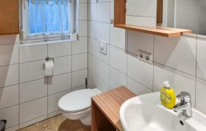 een badkamer met een wit toilet en een wastafel bij U9 Eg in Marienfelde +2 foto's