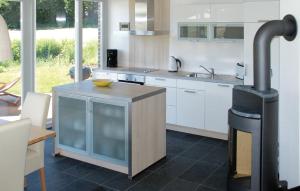 Η κουζίνα ή μικρή κουζίνα στο Cozy Home In Röbel With House A Panoramic View