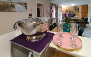 zwei Weingläser und einen Eimer auf der Theke in der Unterkunft 3 Bedroom Gorgeous Home In Koksijde in Galopen