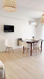 グアレグアイチュにあるDpto Costanera Gualeguaychu Alemのテーブルと椅子のあるダイニングルーム