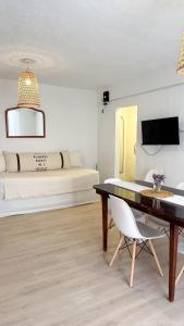 グアレグアイチュにあるDpto Costanera Gualeguaychu Alemのテーブルとベッドのあるリビングルーム