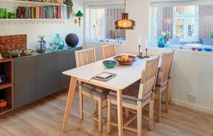 Et opholdsområde på Stunning Home In Broager With Wifi