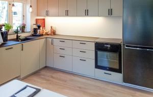 Køkken eller tekøkken på Stunning Home In Broager With Wifi