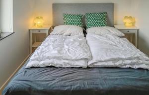 En eller flere senge i et værelse på Stunning Home In Broager With Wifi