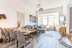 Un comedor y una sala de estar con mesa y sillas. en Design-Altbaujuwel in Neuwied, en Neuwied