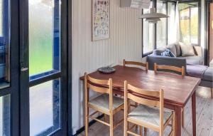 Una mesa de comedor con sillas y un sofá. en 2 Bedroom Nice Home In Kirke Såby, en Kirke Såby