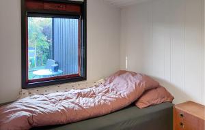 una cama en una habitación con ventana en 2 Bedroom Nice Home In Kirke Såby, en Kirke Såby