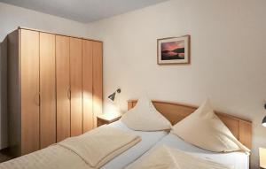 een slaapkamer met een bed met witte lakens en kussens bij S42 Sou in Marienfelde