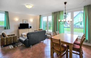 een woonkamer met een tafel, een stoel en een bank bij S42 Sou in Marienfelde