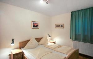 een slaapkamer met een bed en een groen gordijn bij S42 Sou in Marienfelde