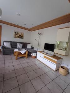 TV a/nebo společenská místnost v ubytování Ferienwohnung Neumeyer