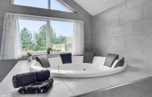 Χώρος καθιστικού στο Cozy Home In Glesborg With Sauna