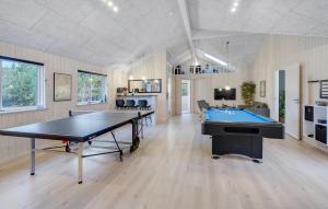 Η κουζίνα ή μικρή κουζίνα στο Cozy Home In Glesborg With Sauna +9 φωτογραφίες