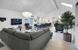 Μια τηλεόραση ή/και κέντρο ψυχαγωγίας στο Cozy Home In Glesborg With Sauna