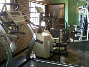 een fitnessruimte met een loopband en crosstrainers bij Hotel Eco Inn Jose in Puerto Píritu +8 foto's