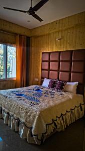 Giường trong phòng chung tại Oak sunlight restaurant