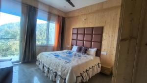 een slaapkamer met een groot bed en een groot raam bij Oak sunlight Restaurant & Provides Famous Gadwali food in Mussoorie +17 foto's