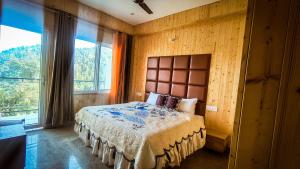 Giường trong phòng chung tại Oak sunlight restaurant