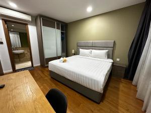 a bedroom with a large bed and a table at Soho suites klcc by Kualalampur twin tower vibes in Kuala Lumpur