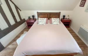 Ένα ή περισσότερα κρεβάτια σε δωμάτιο στο Maison Campagne Normandie +8 φωτογραφίες