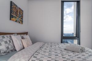 メルボルンにあるThe Meow Empire Cat-Themed Stay with Cityview Poolのベッドと2つの大きな窓がある寝室 +40枚の写真